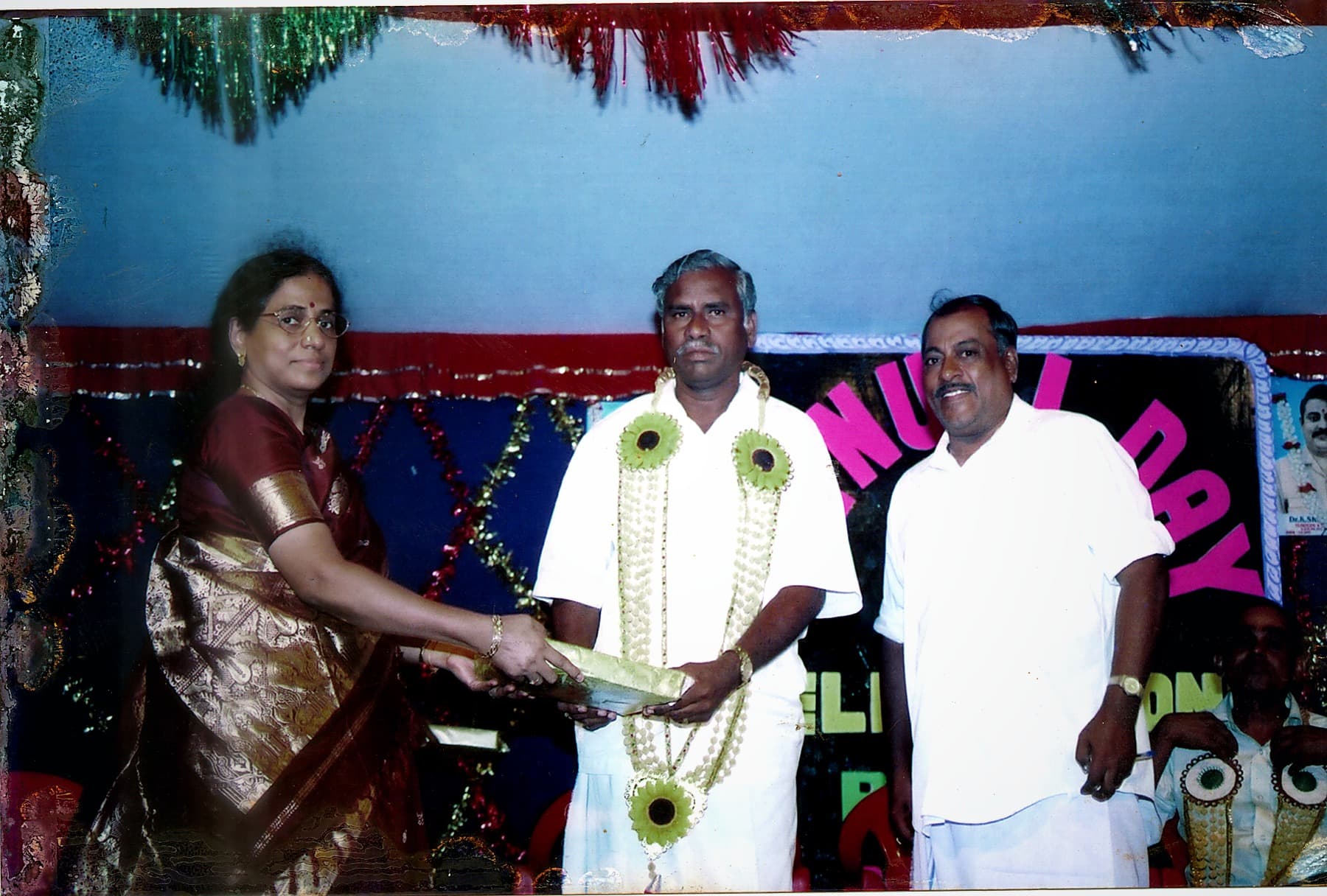 Honouring a Guest at BKMHSS, Kelambakkam